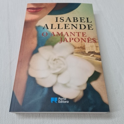 Capa do livro 'O Amante Japonês' de Isabel Allende com flor branca