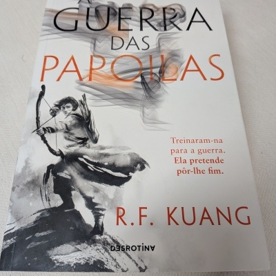 Capa do livro A Guerra das Papoilas com ilustração de arqueira em tons preto e branco