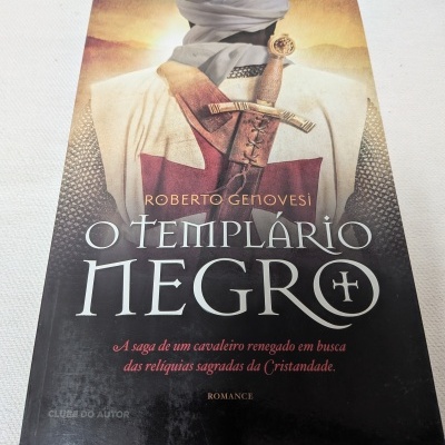 Capa de livro O Templário Negro com imagem de cavaleiro templário e texto em português