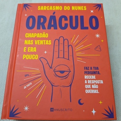 Livro coral com texto amarelo e azul e ilustração de mão com olho na palma