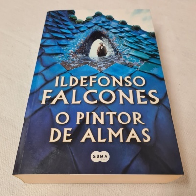 Capa do livro O Pintor de Almas de Ildefonso Falcones com padrão azul de azulejos e uma figura na janela