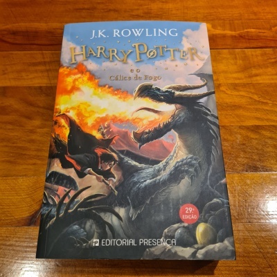 Capa do livro Harry Potter e o Cálice de Fogo com dragão cuspindo fogo