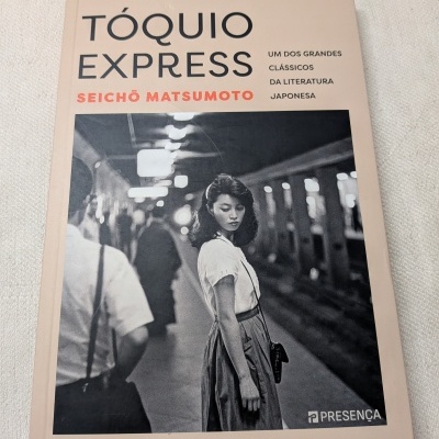 Capa do livro Tóquio Express com imagem a preto e branco de mulher numa estação de comboios