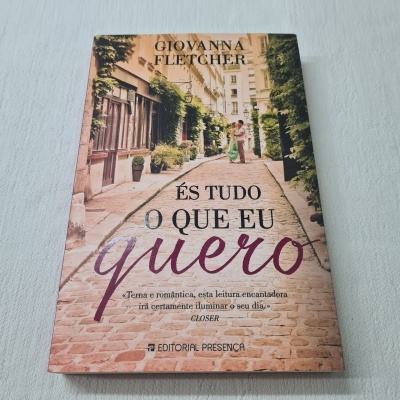 Livro 'És tudo o que eu quero' de Giovanna Fletcher com capa ilustrada por rua e edifícios