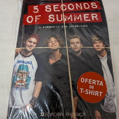 Livro 5 Seconds Of Summer com oferta de T-shirt