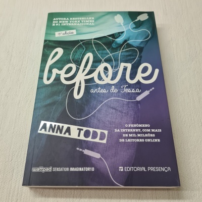 Capa do livro 'Before antes de Tessa' de Anna Todd com auscultadores brancos desenhados