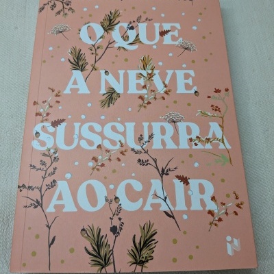 Livro rosa com título e ilustrações de plantas.