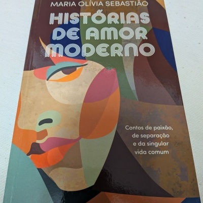 Capa do livro Histórias de Amor Moderno com ilustração abstrata e texto em branco.