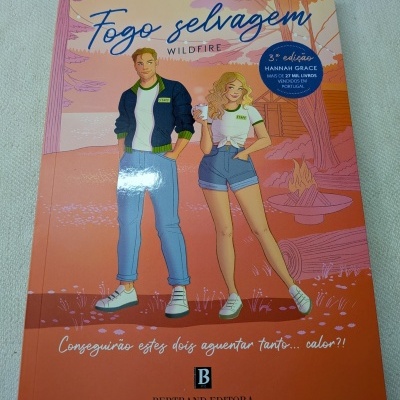Capa do livro Fogo selvagem de Hannah Grace com ilustração de dois jovens em fundo laranja e rosa