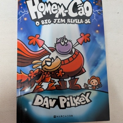 Capa de livro Homem-Cão com personagens de banda desenhada em azul e branco