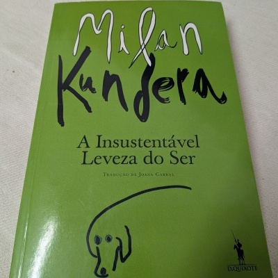 Capa verde de livro com texto e ilustração simples de cão.
