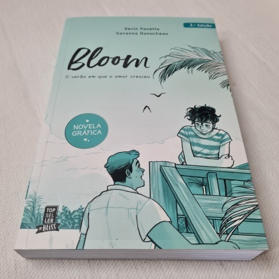 Capa do livro Bloom com ilustração de duas pessoas num ambiente exterior