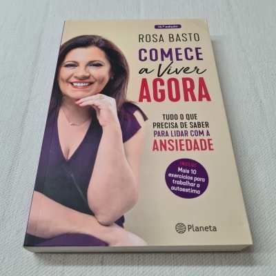 Livro 'Comece a Viver Agora' de Rosa Basto com foto da autora e texto sobre ansiedade e autoestima