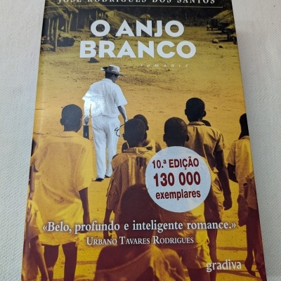 Capa do livro O Anjo Branco de José Rodrigues dos Santos com imagem de um homem e crianças, selo da 10.ª edição.
