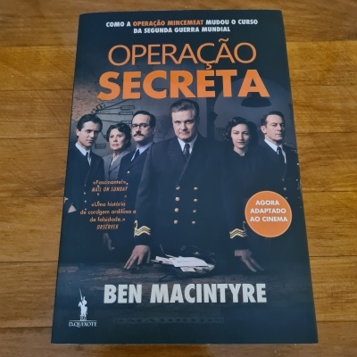 Capa de livro 'OPERAÇÃO SECRETA' com cinco personagens em fundo escuro