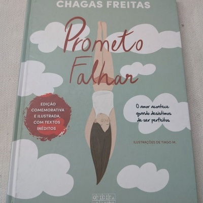 Livro Prometo Falhar de Pedro Chagas Freitas, capa verde com nuvens e ilustração de figura feminina invertida.