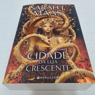 Capa do livro Cidade da Lua Crescente de Sarah J. Maas com figura feminina e cobras douradas