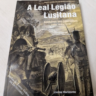 Capa de livro sobre história militar com ilustração de soldados e canhão num cenário antigo.