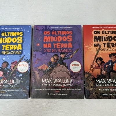 Três livros da série Os Últimos Miúdos na Terra com capas coloridas e selo Netflix