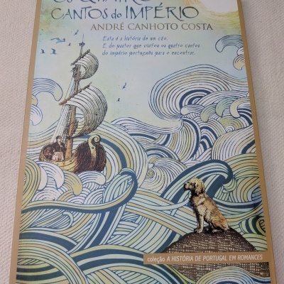 Capa de livro com veleiro, ondas e cão em estilo ilustrado