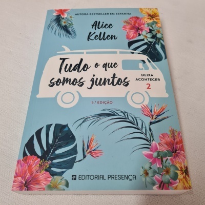 Capa de livro azul com carrinha branca ilustrada e flores coloridas