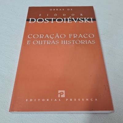 Livro 'Coração Fraco e Outras Histórias' de Fiódor Dostoiévski com capa laranja e castanha