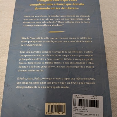 Parte de trás de livro azul com texto em amarelo e branco e etiquetas de código de barras