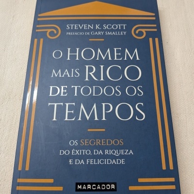 Livro azul intitulado O Homem Mais Rico de Todos os Tempos