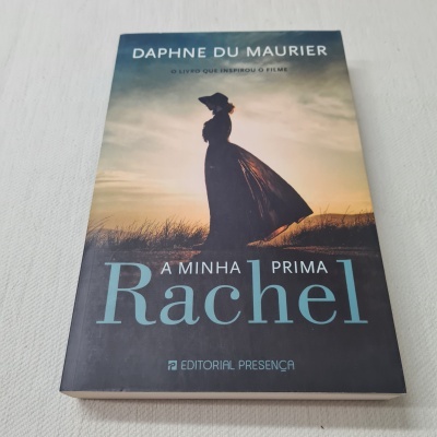 Capa do livro 'A Minha Prima Rachel' com silhueta feminina ao pôr do sol
