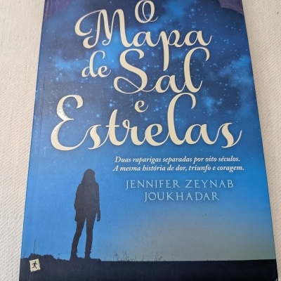 Capa de livro azul com estrelas e texto decorativo em branco.