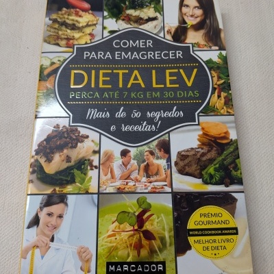 Capa de livro de dieta com fotos de comida e pessoas, texto em português sobre perda de peso