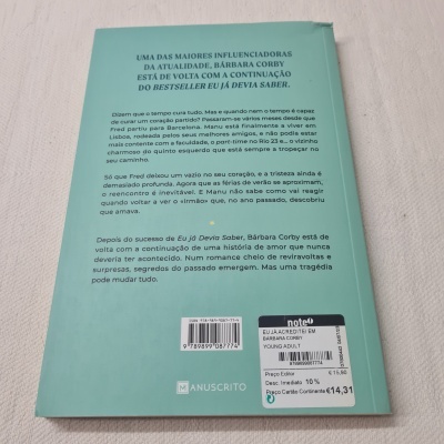 Parte traseira do livro com texto e etiqueta de preço