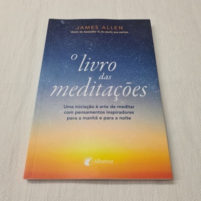 Capa do livro 'O livro das meditações' de James Allen com fundo azul e laranja em gradiente