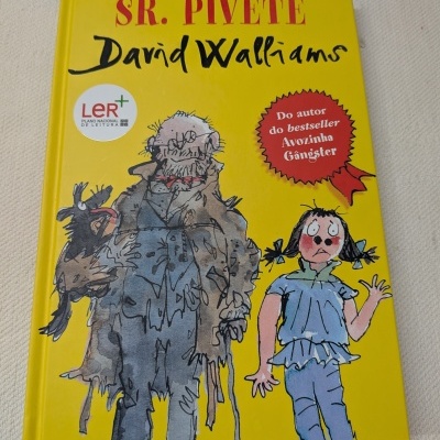 Capa de livro amarelo com ilustração de um homem envelhecido e uma menina e texto em vermelho e preto.