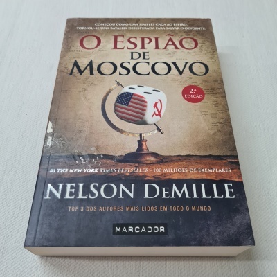 Capa do livro 'O ESPIÃO DE MOSCOVO' com gráficos de uma esfera e textos informativos.