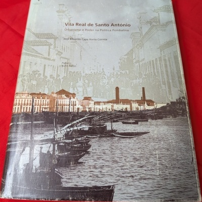 Capa de livro com imagem histórica a sépia e título em português.