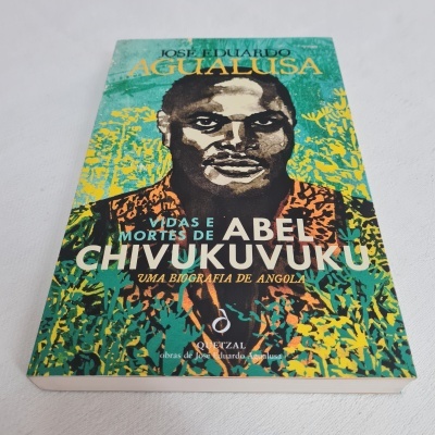 Capa do livro com retrato estilizado e texto