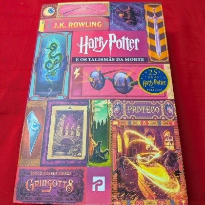 Capa do livro Harry Potter e os Talismãs da Morte com ilustrações coloridas.