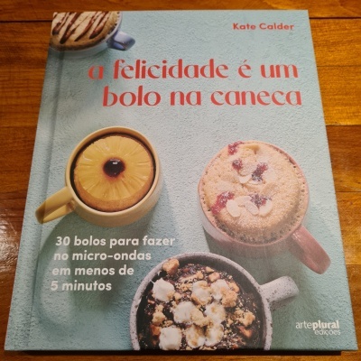 Capa de livro com bolos em canecas e texto em português.