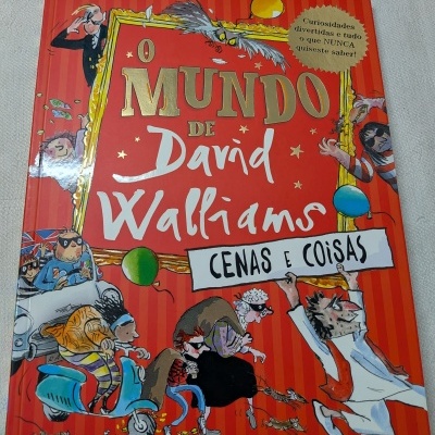 Capa de livro vermelho com ilustrações e texto em dourado e branco