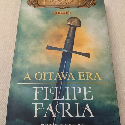 Capa de livro A Oitava Era com uma espada e texto visível.