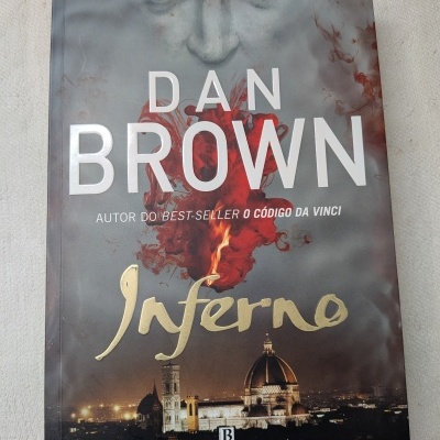 Capa do livro Inferno de Dan Brown com fundo cinzento e cidade iluminada