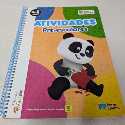 Livro de atividades pré-escolares com panda na capa e espiral azul