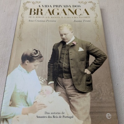 Livro sobre a vida privada da família Bragança com fotografia antiga na capa
