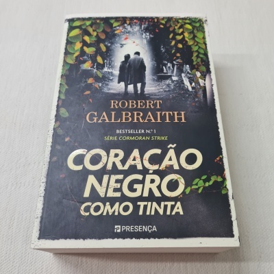 Capa do livro 'CORAÇÃO NEGRO COMO TINTA' de Robert Galbraith