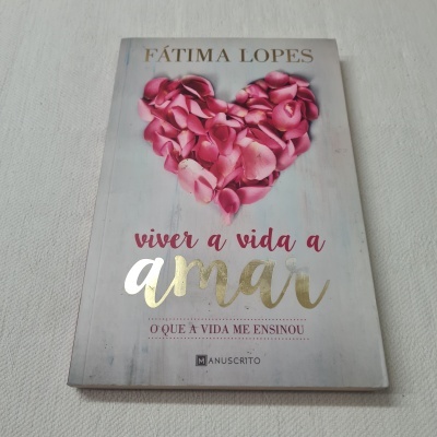 Capa de livro 'viver a vida a amar' com coração feito de pétalas de rosa vermelha