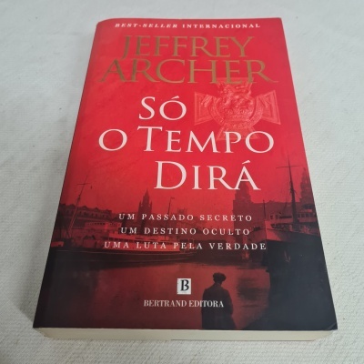 Capa de livro vermelha e preta com texto 'Só O Tempo Dirá' de Jeffrey Archer