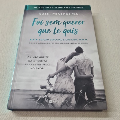 Livro 'Foi sem querer que te quis' de Raul Minh'Alma com imagem a preto e branco de casal com bicicleta