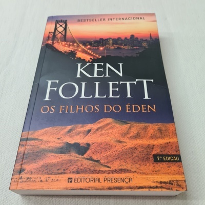 Capa do livro Os Filhos do Éden de Ken Follett com imagem de deserto e ponte