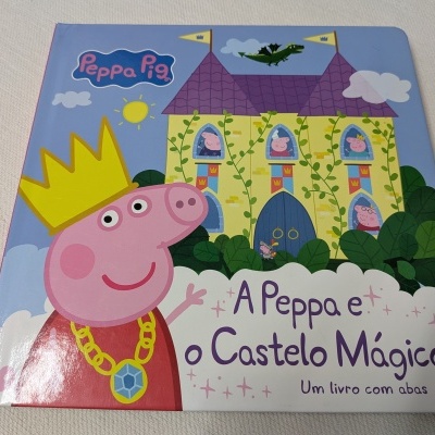 Capa de livro infantil da Peppa Pig com castelo mágico e texto em português.
